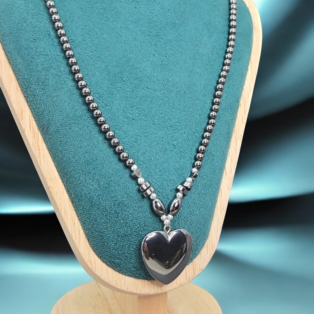 Vintage Hematite Heart Pendant Bead Necklace - Picture 2 of 3
